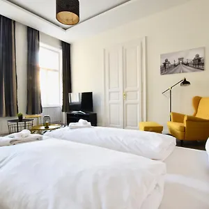 Standard By Hi5 - Dessewffy 39 , Budapest Magyarország